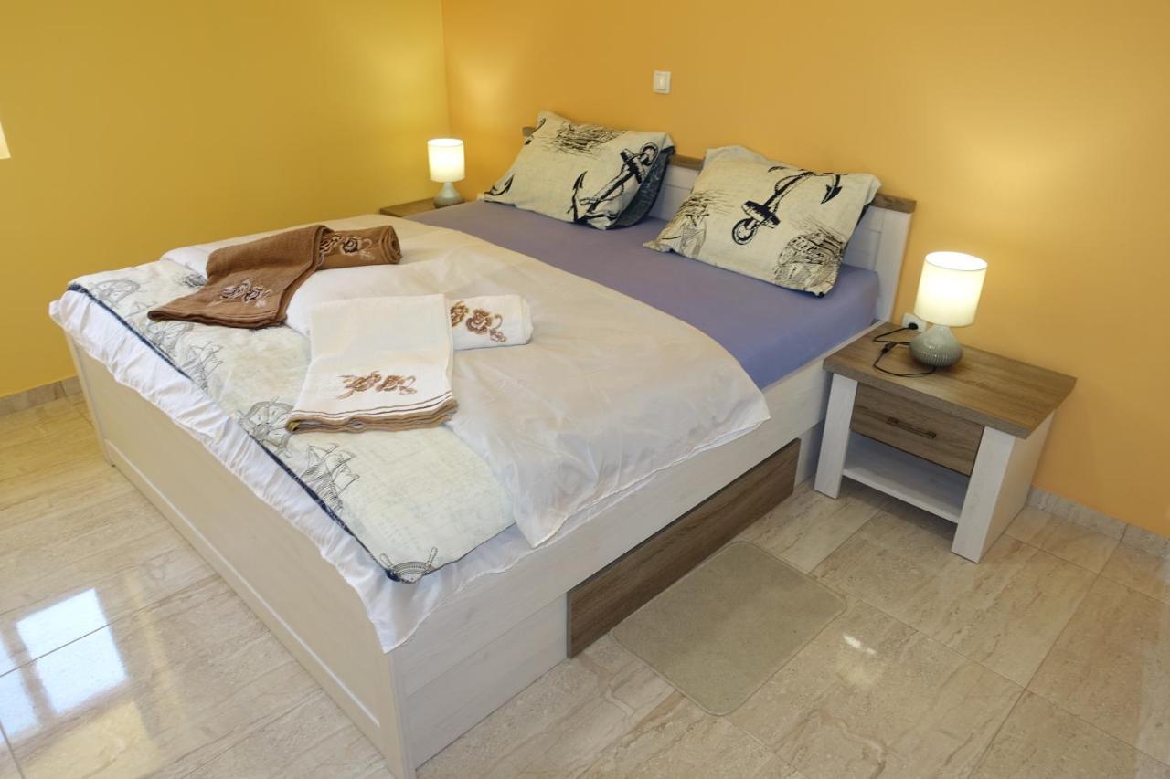 Apartments Leon 宁 外观 照片